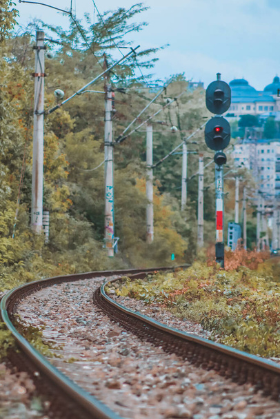 Vasutak kanyarodása közlekedési lámpákkal az őszi szezonban - Fotó, kép