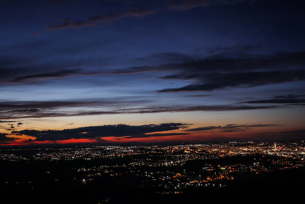 Cityscape of Iasi, Ρουμανία κατά τη διάρκεια του ηλιοβασιλέματος με σύννεφα - Φωτογραφία, εικόνα