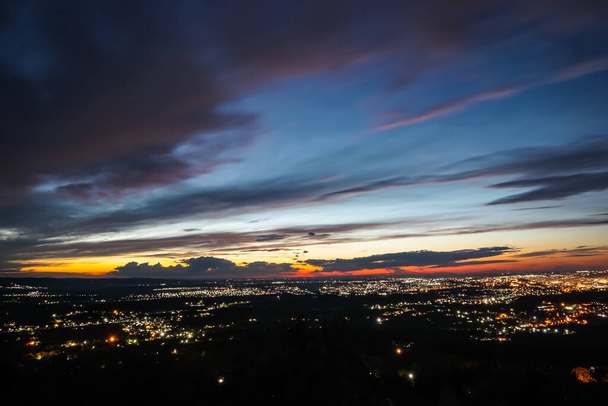 Stadtbild von Iasi, Rumänien bei Sonnenuntergang mit Wolken - Foto, Bild