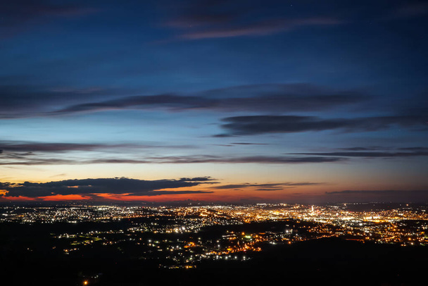 Városkép Iasi, Románia napnyugtakor felhőkkel - Fotó, kép