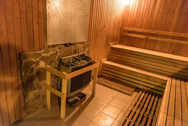 Baignoire hammam sauna eau chaude, serviette beauté sauna en bois. vide - Photo, image