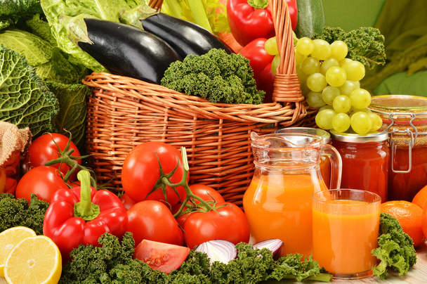Cesta de mimbre con una variedad de verduras y frutas orgánicas
 - Foto, Imagen