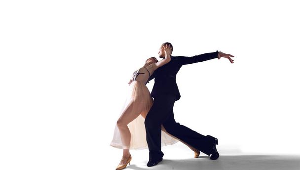 Couple danseurs effectuer la danse sur isolé sur blanc - Photo, image