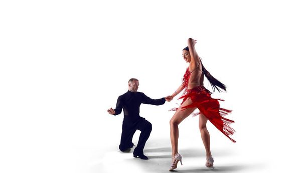 Пара танцюристів виконують танець на ізольованому на білому
 - Фото, зображення