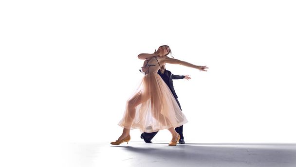 Pareja bailarines realizar danza en aislado en blanco - Foto, imagen
