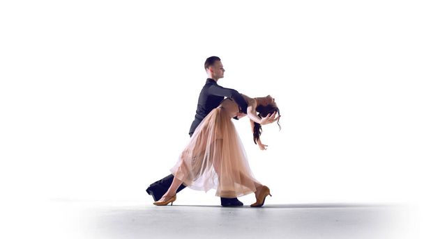 二人のダンサーは白で孤立して踊る - 写真・画像