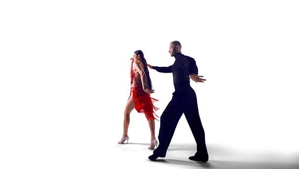 Paar dansers voeren dans op geïsoleerd op wit - Foto, afbeelding
