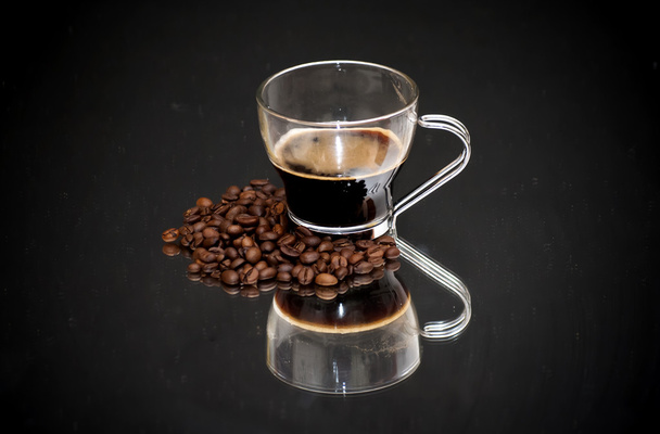 Φλιτζάνι καφέ και καφέ φασόλια σε έναν καθρέφτη - Φωτογραφία, εικόνα