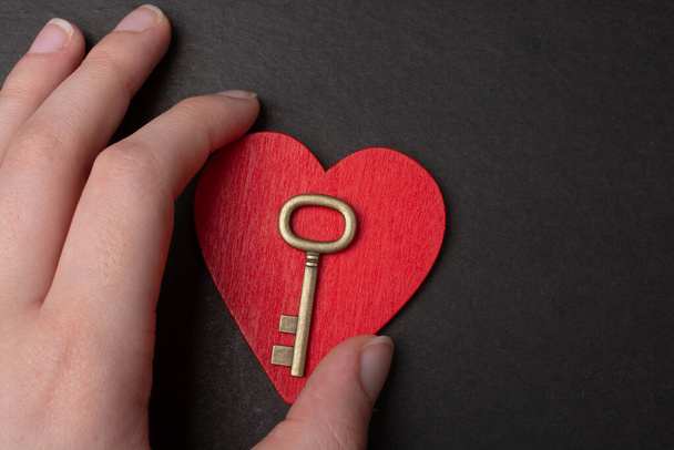 Εικόνα σχήματος καρδιάς και ένα κλειδί ως εικονίδιο αγάπης και ρομαντική έννοια - Φωτογραφία, εικόνα