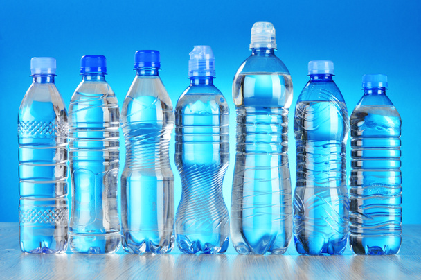 σύνθεση με διάφορα πλαστικά μπουκάλια εμφιαλωμένο νερό - Φωτογραφία, εικόνα