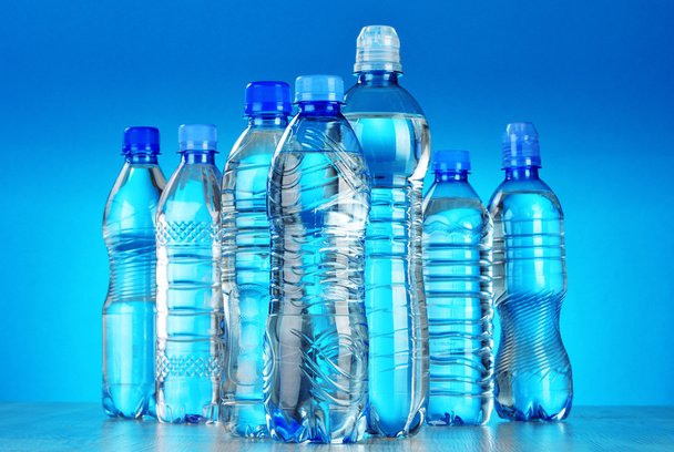 Muhtelif plastik şişe maden suyu ile kompozisyon - Fotoğraf, Görsel