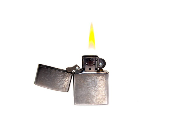 Encendedor de gasolina de metal con fuego sobre fondo blanco - Foto, Imagen