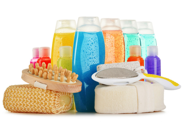 Plastik şişeler dolusu vücut bakımı ve güzellik ürünleri. - Fotoğraf, Görsel