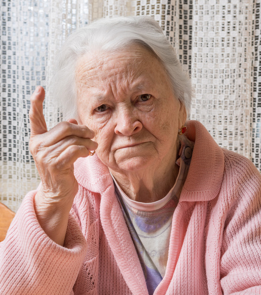 Yaşlı kadın kızgın jest olarak portresi - Fotoğraf, Görsel