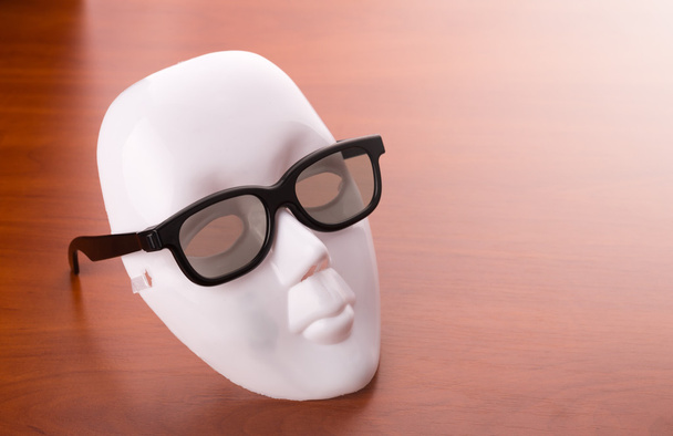 Театральна маска в окулярах
 - Фото, зображення