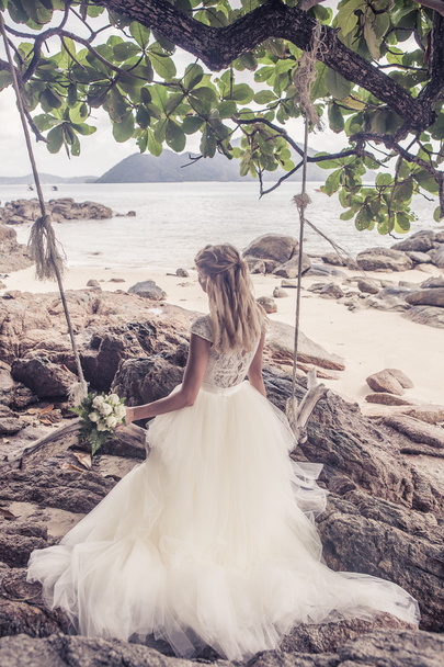 Šťastná dívka nevěsta ve svatebních šatech sea beach pozadí oceánem - Fotografie, Obrázek