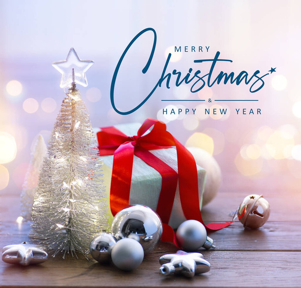 Karácsonyfa és karácsonyi ajándékok. Karácsonyi banner vagy üdvözlőkártya design másolópapírral - Fotó, kép