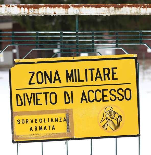 στρατιωτική ζώνη υπογράφω μακριά από μια στρατιωτική βάση στην Ιταλία - Φωτογραφία, εικόνα