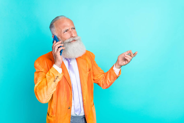 Fotografie vážně úspěšné staré osoby mluvit komunikovat telefon izolované na tyrkysové barvy pozadí. - Fotografie, Obrázek