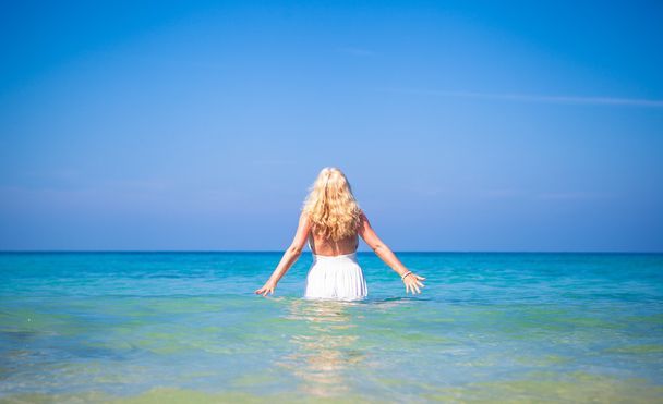 Kaunis onnellinen tyttö hääpuku taustalla häät kaaria meren rannalla
 - Valokuva, kuva