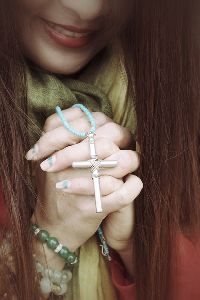 Žena rukama modlil s kříž - Fotografie, Obrázek