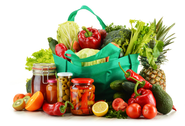 Зеленая сумка для покупок с продуктами, изолированными на белом
 - Фото, изображение