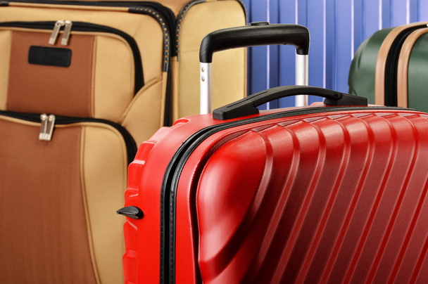 Σύνθεση με πολύχρωμες ταξιδιωτικές βαλίτσες - Φωτογραφία, εικόνα