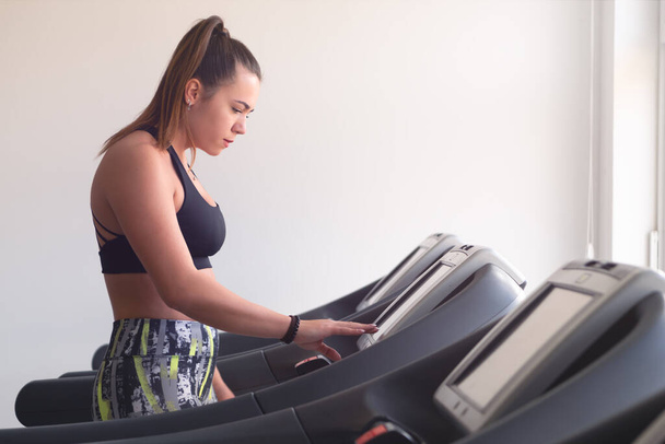 Femme de remise en forme travaillant dans la salle de gym. jeune sport entraînement féminin entraînement - Photo, image