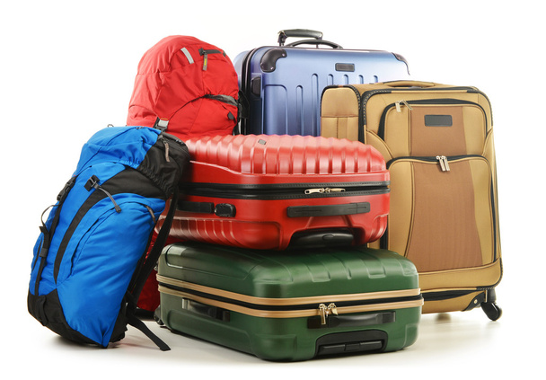 Maletas y mochilas aisladas en blanco
 - Foto, Imagen