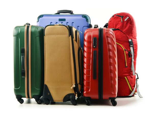 bavul ve üzerinde beyaz izole sırt çantası - Fotoğraf, Görsel