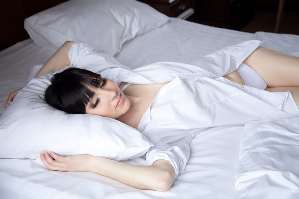 красивая девушка спит в постели - Фото, изображение