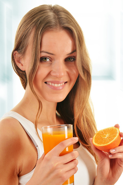 jonge vrouw met glas sinaasappelsap - Foto, afbeelding