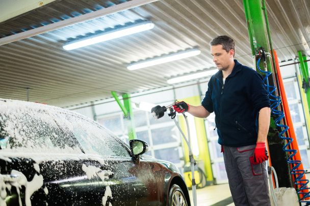 Worker washing luxury car on a car wash - Valokuva, kuva