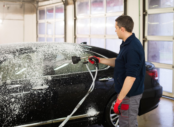 Travailleur laver voiture de luxe sur un lavage de voiture
 - Photo, image