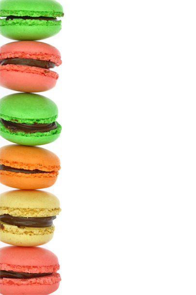 Macaron colorati tradizionali francesi isolati su sfondo bianco
 - Foto, immagini