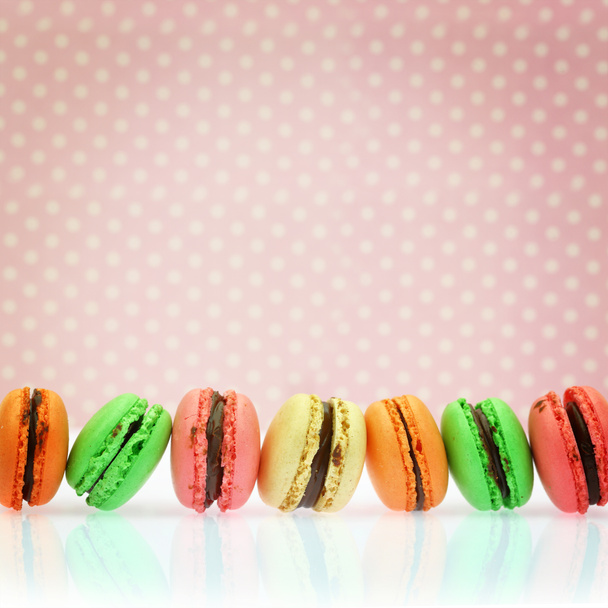Macarons colorés traditionnels français sur fond rétro
 - Photo, image