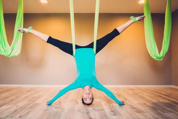 Giovane donna che esegue esercizio di yoga antigravità - Foto, immagini