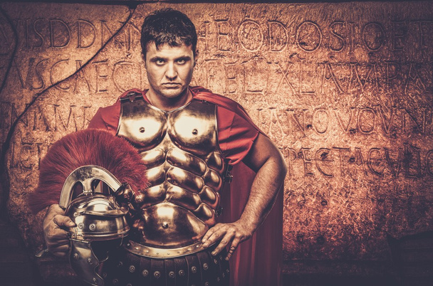 Rooman legioonalainen sotilas muurin edessä
 - Valokuva, kuva