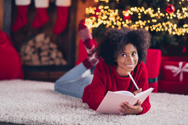 Portret dość uroczy dziecko nastolatek leżący dywan napisać życzenie plan adwent cieszyć się czas domu bajki wnętrze pokój dom piękny sezon. - Zdjęcie, obraz
