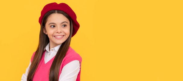 gelukkig tiener schoolmeisje in franse baret op gele achtergrond, glimlach. Kind gezicht, horizontale poster, tiener meisje geïsoleerd portret, banner met kopieerruimte - Foto, afbeelding