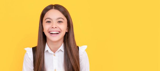 幸せな笑顔の女子学生。子供の顔,水平ポスター,十代の女の子隔離された肖像画,コピースペースのバナー - 写真・画像