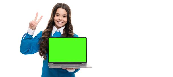 παρουσίαση φορητού υπολογιστή σε έφηβα κορίτσια. webinar στην online εκπαίδευση. Πίσω στο σχολείο. σύγχρονη επικοινωνία. αντίγραφο χώρου. χαρούμενο παιδί παρουσιάζει το προϊόν. Ειρήνη. Σχολικό blog στον υπολογιστή. παιδί στο μάθημα βίντεο. - Φωτογραφία, εικόνα
