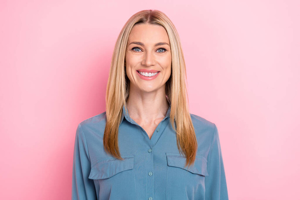 Detailní foto mladé roztomilé roztomilé zábavné obchodnice blondýny zubatý úsměv těšit její život dýhy stomatologie izolované na růžové barevné pozadí. - Fotografie, Obrázek