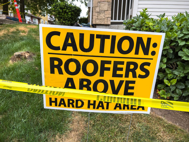 Закрыть с осторожностью обзор знака "зона жесткой шляпы" за пределами зоны строительства крыши - Фото, изображение
