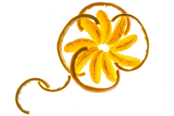 appelsiininviipaleista ja kuorista valmistettu kukka
 - Valokuva, kuva