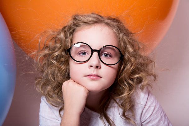 Krásná, elegantní kadeřavé dospívající dívka v brýlích na pozadí - Fotografie, Obrázek