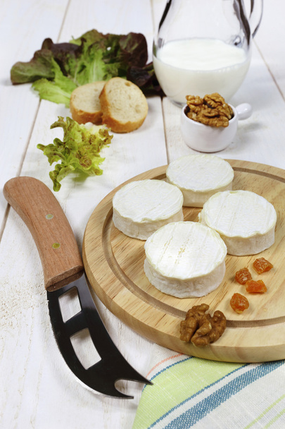 Мягкий французский козий сыр, молоко и орехи
 - Фото, изображение