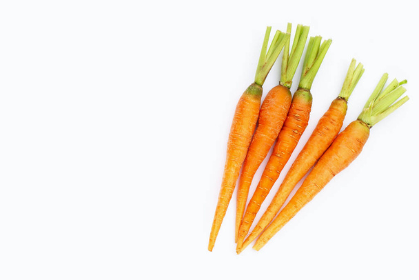 свежая морковь на белом фоне. - Фото, изображение