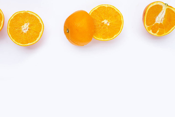 fruta naranja sobre fondo blanco. - Foto, imagen