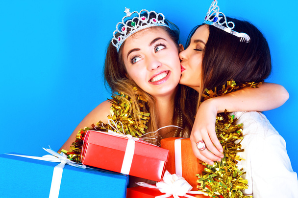 Funny girls at holiday night party - Foto, imagen